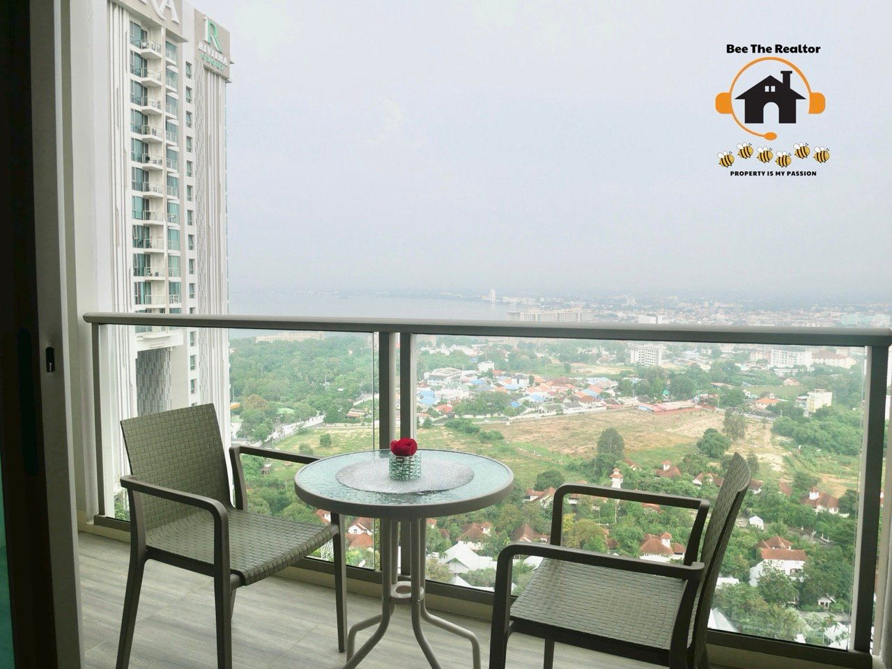 25681113-195047723-(W) 3 Large