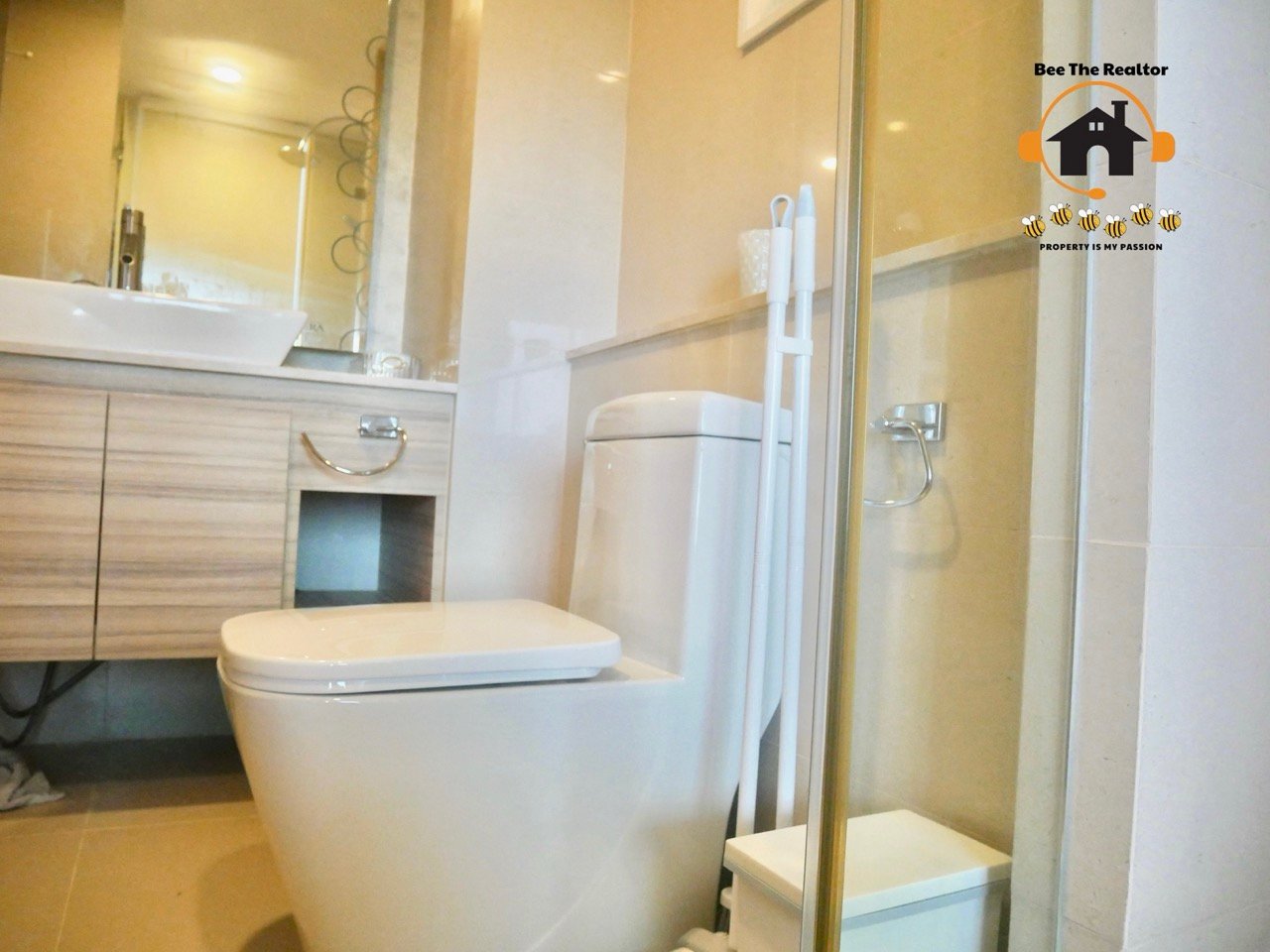 25681113-195156144-(W) 2 Large