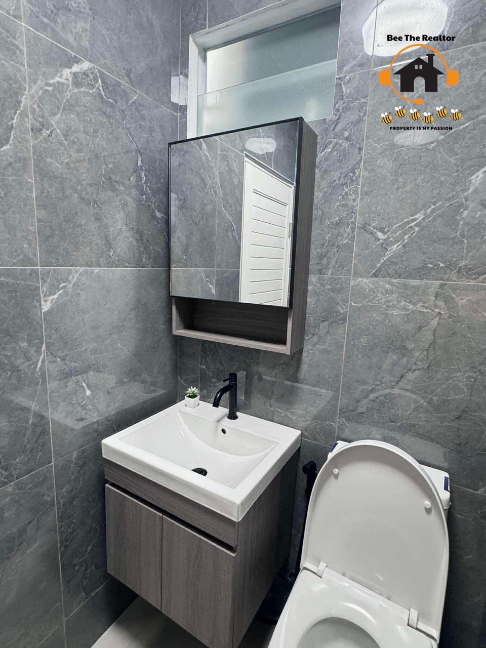 3189A7AFCC7F1E53416F27D8A6D236C1-(W) Large