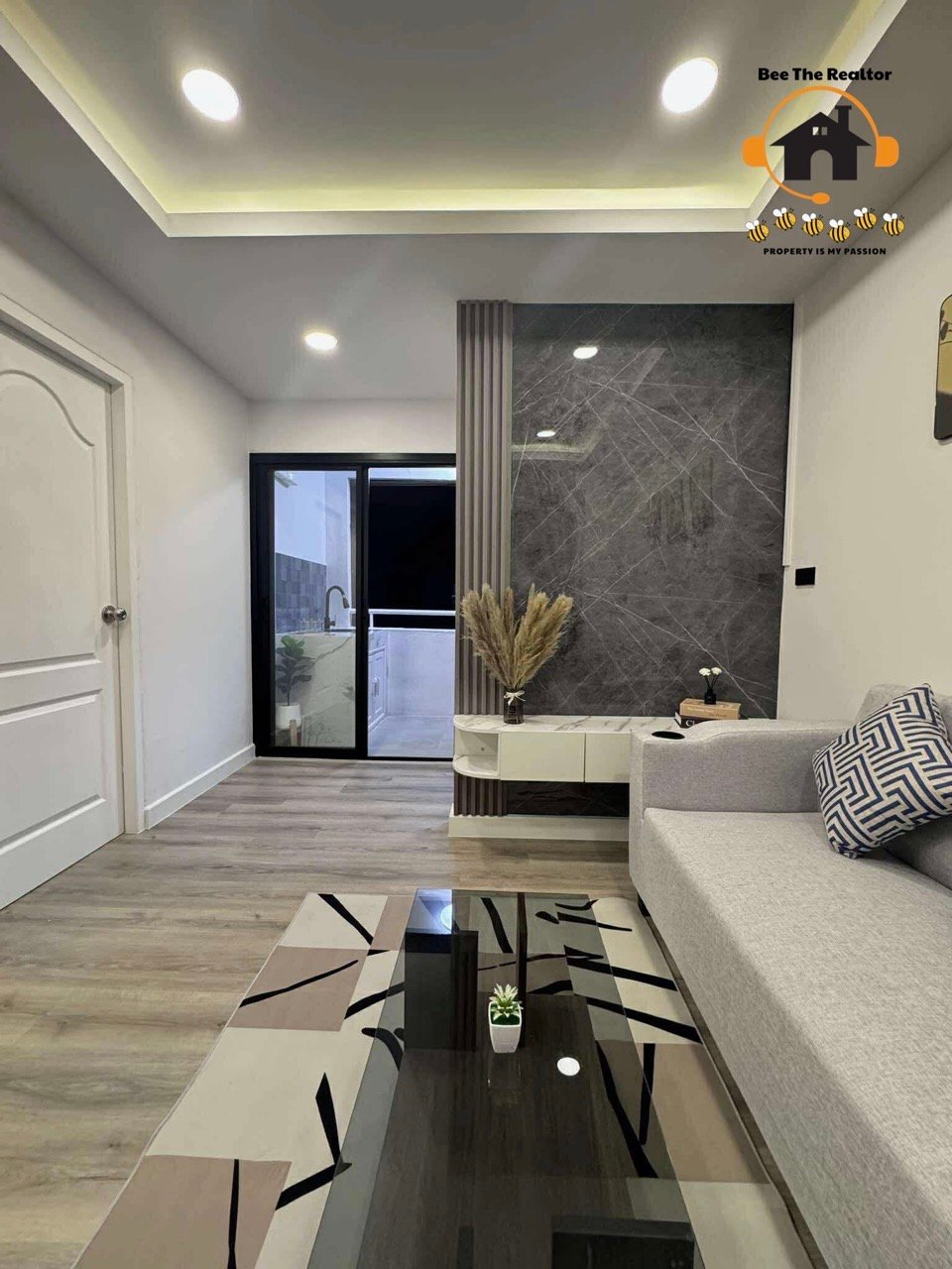 DFF4C756324FD43FFF5B2A55234515C9-(W) Large